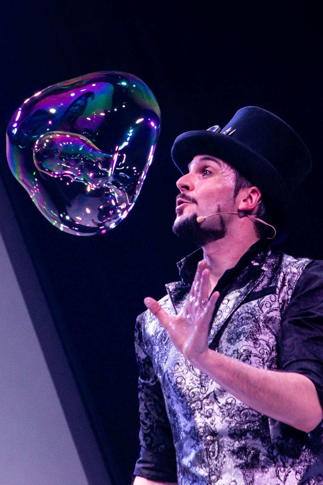 Whitedream soplando una burbuja de, logrando así un efecto precioso.